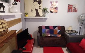 Guesthouse Familial Pour 1,2,3,4 Personnes De 42M2-Accessible Handic -Rez De Chaussee-Vues Sur Rue Et Patio Prive - Sejour,Chambre Separee,Cuisine,Salle De Bain,Lit Double Et Canape-Lit 2Pers-Entree De La Rue Berzelius-5 Minutes Du Metro Brochant-Lig
